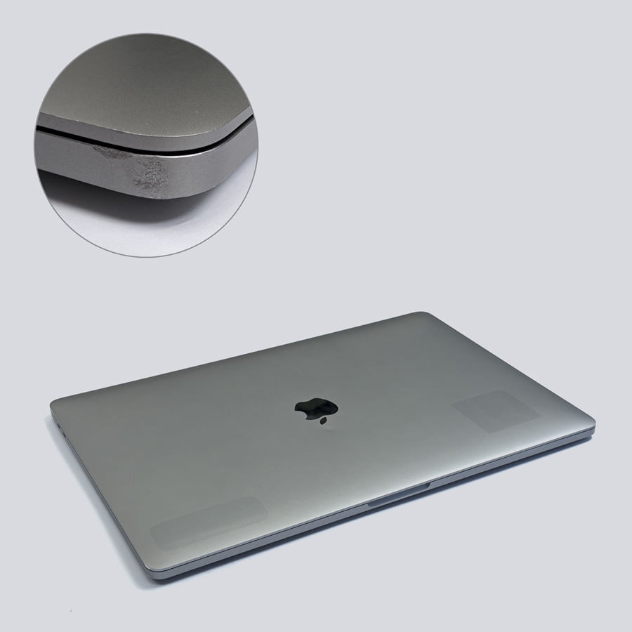 Macbook Pro i okej skick. Visar ett chassi med spår av användning.