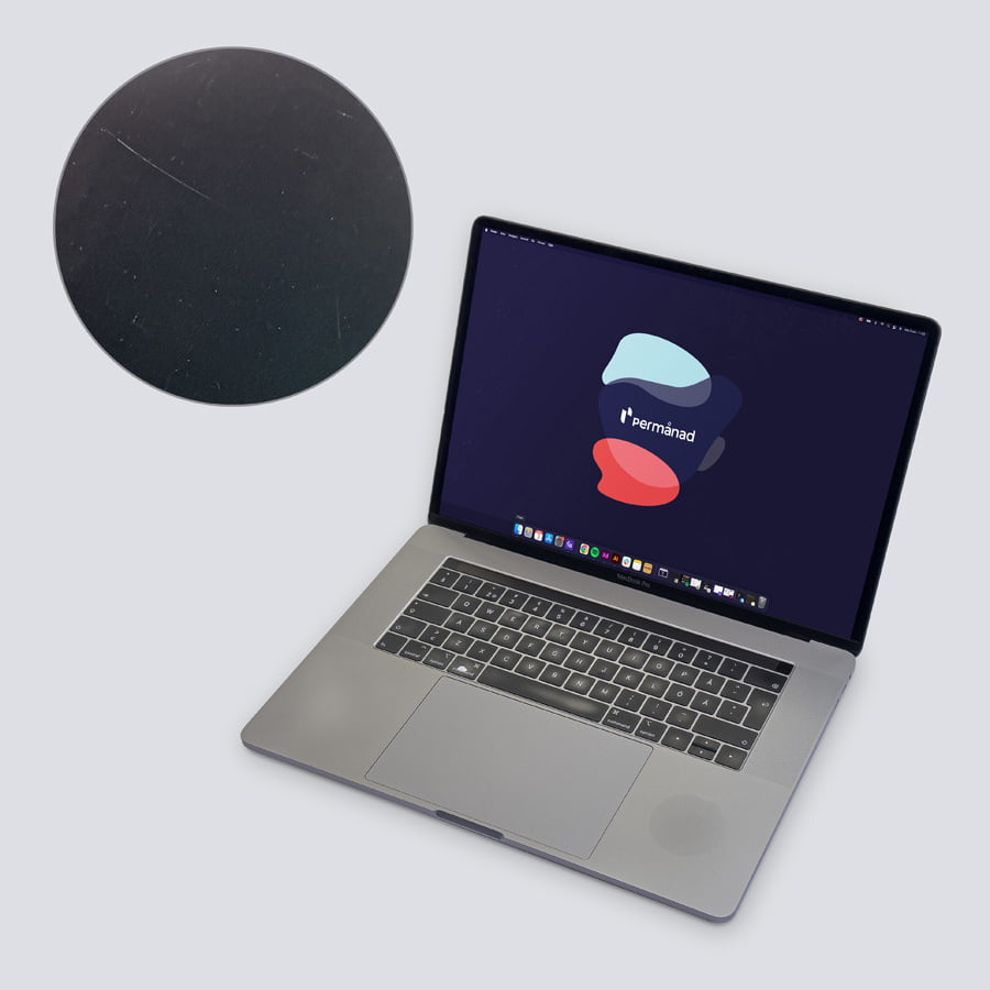 Macbook Pro i okej skick. Visar en skärm och chassi med spår av användning.