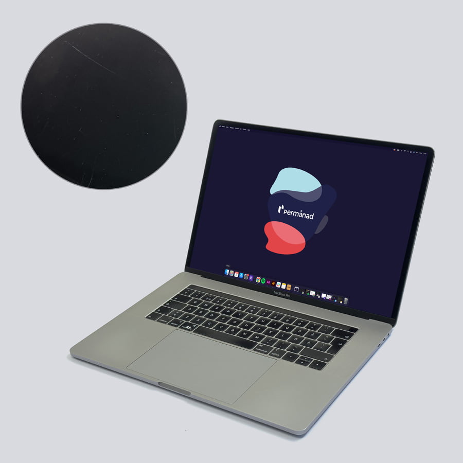 Macbook Pro i bra skick. Visar en skärm och chassi med smärre spår av användning.